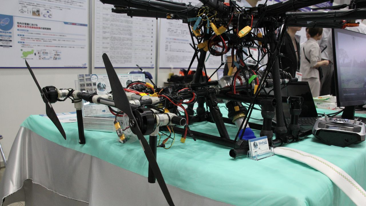 新開発の放水ドローンやドローンポートの活用方法に注目が集まった危機管理産業展2025