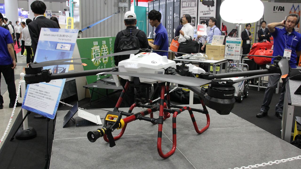 新開発の放水ドローンやドローンポートの活用方法に注目が集まった危機管理産業展2025