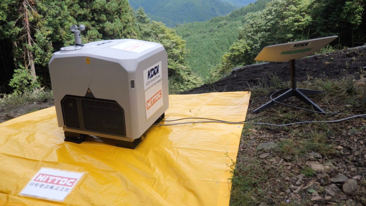 日特建設、KDDIスマートドローン、KDDI、自動充電ポート付きドローンを活用したのり面工事の遠隔測量実証に成功