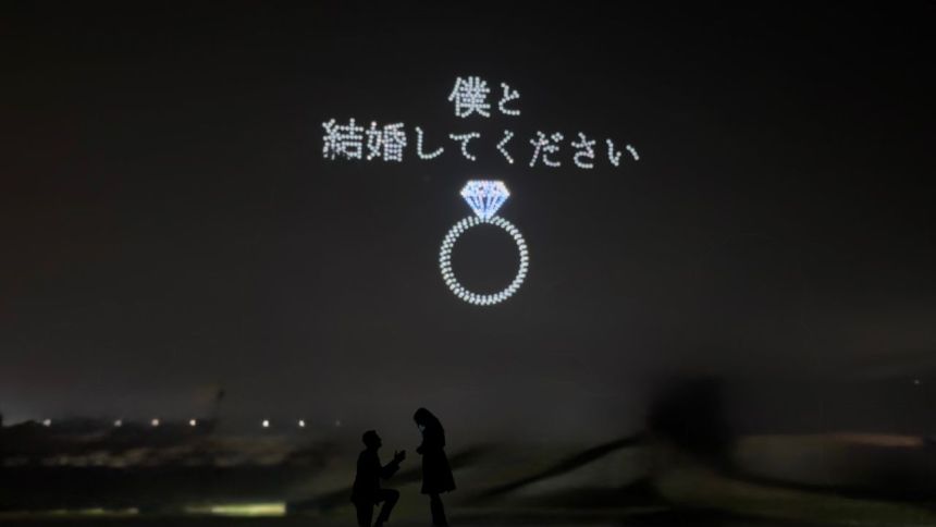 花火大会やお祭りで夜空からのプロポーズ！レッドクリフが叶える「サプライズ・ドローンショー」