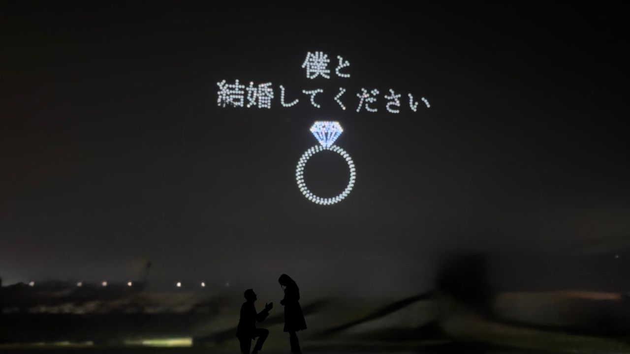 花火大会やお祭りで夜空からのプロポーズ！レッドクリフが叶える「サプライズ・ドローンショー」