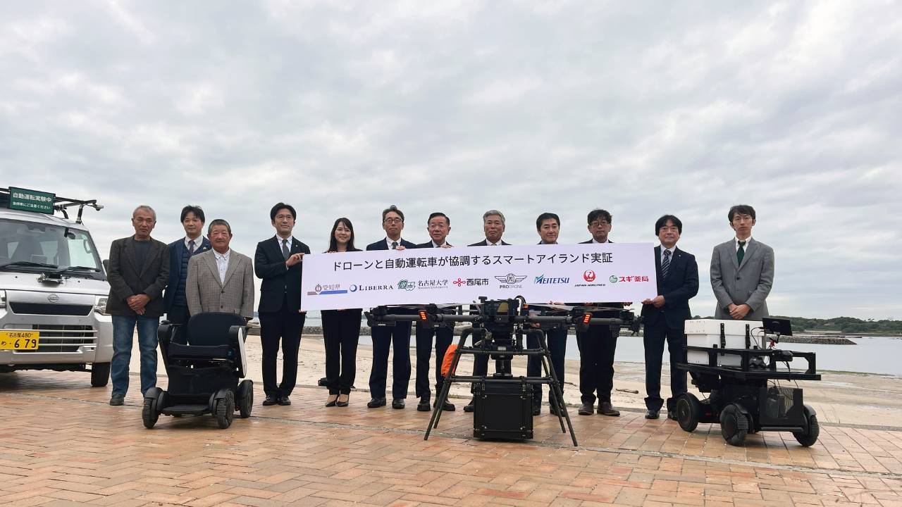 Prodrone、日本初!ドローンが近づくと地上の信号が赤になる「空と道がつながる愛知モデル2030」 ~未来の三次元交通網を佐久島で披露~