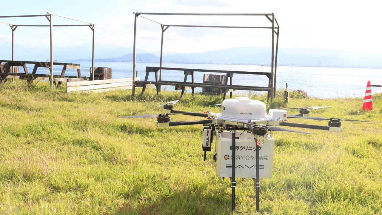 南海トラフ地震を想定――今治市からしまなみ海道沿線の大島へ「ドローンによる医療物資輸送」を実証。国家戦略特区の支援でレジリエンスを強化[愛媛県今治市]