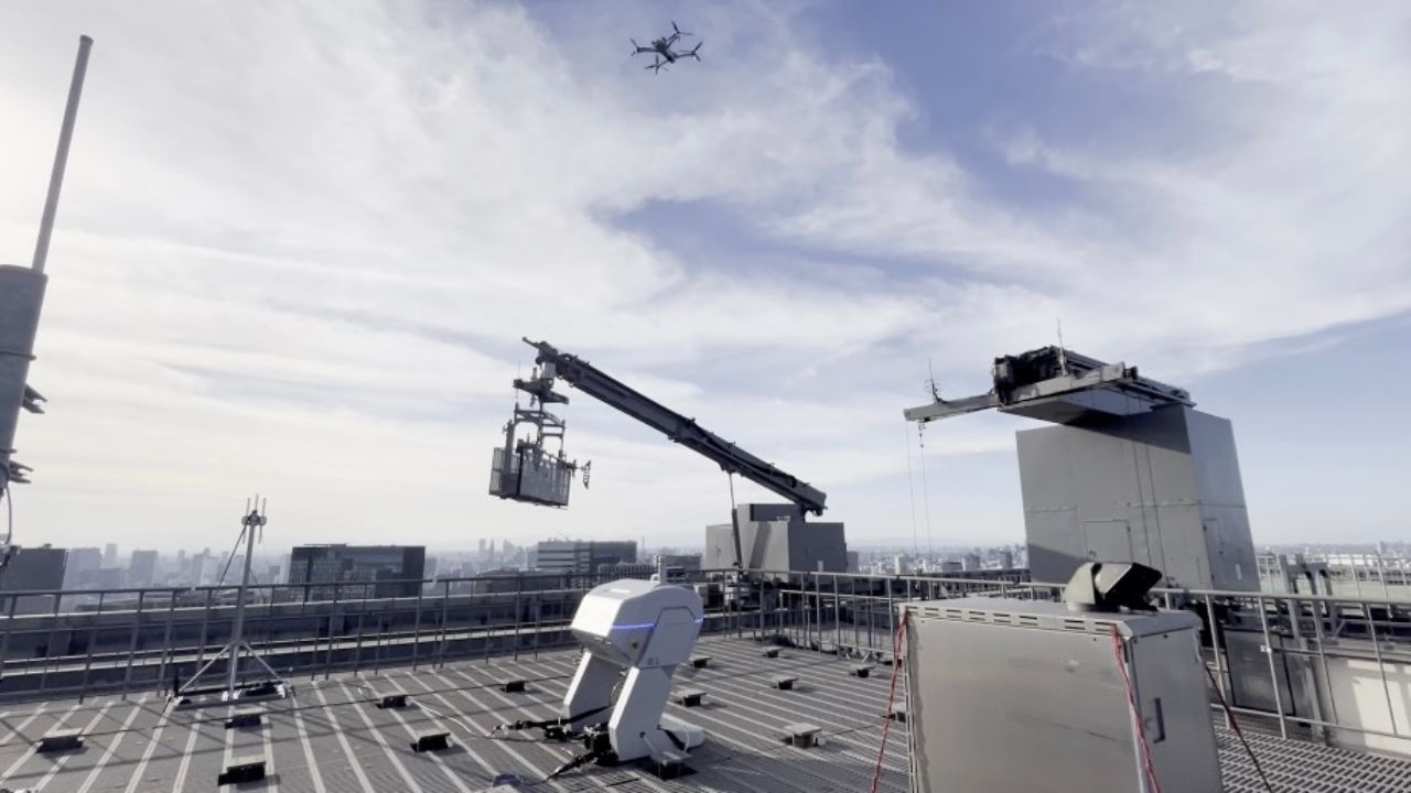 三井不動産×KDDIスマートドローン、 日本初、高層ビル屋上でのAIドローンの遠隔飛行実証実験を実施