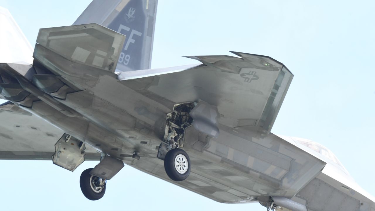 戦闘用無人機のスタイルは“原点回帰”か、YQF-42AとYQF-44その他から見る変遷 それでも垂直尾翼は取りたい? 無尾翼全翼機からV字尾翼、また無尾翼