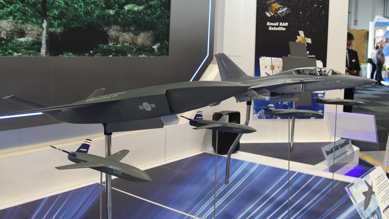 戦闘用無人機のスタイルは“原点回帰”か、YQF-42AとYQF-44その他から見る変遷 それでも垂直尾翼は取りたい? 無尾翼全翼機からV字尾翼、また無尾翼