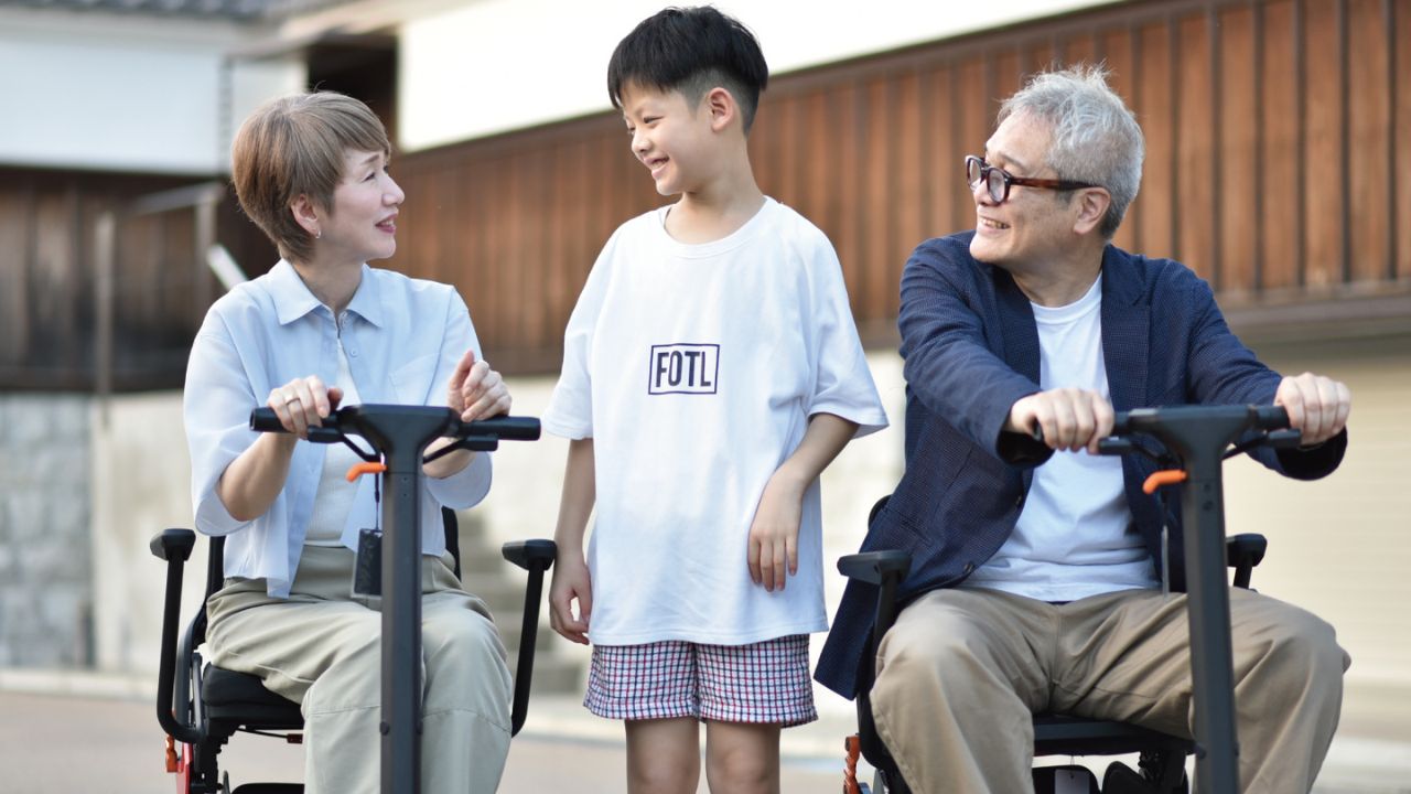 Acalie、移動をスマートにする、新・歩行領域スクーター「ROBOOTER J+VISION」が、2025年12月1日(月)よりバイク王一部店舗にて取り扱い開始