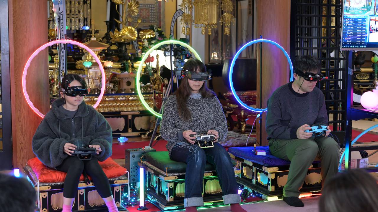 [広島県府中市]ドローン寺 釈迦院、「無人航空祭」を開催。幻想的な「本堂内ドローンショー奉納」と「第6回マイクロドローンレース」を2026年1月4日に実施