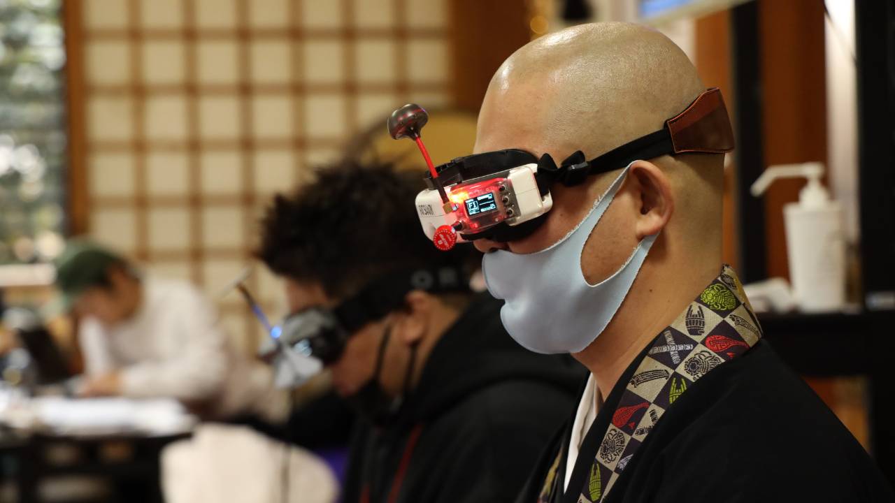 [広島県府中市]ドローン寺 釈迦院、「無人航空祭」を開催。幻想的な「本堂内ドローンショー奉納」と「第6回マイクロドローンレース」を2026年1月4日に実施