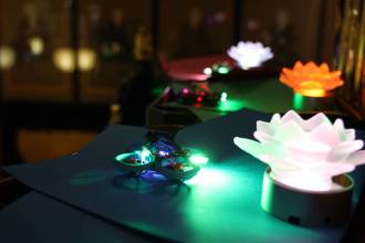 [広島県府中市]ドローン寺 釈迦院、「無人航空祭」を開催。幻想的な「本堂内ドローンショー奉納」と「第6回マイクロドローンレース」を2026年1月4日に実施