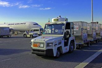 ROBO-HI、国内初！無人EVけん引車RoboCar Tractor 25T羽田空港でレベル４搬送を実用化