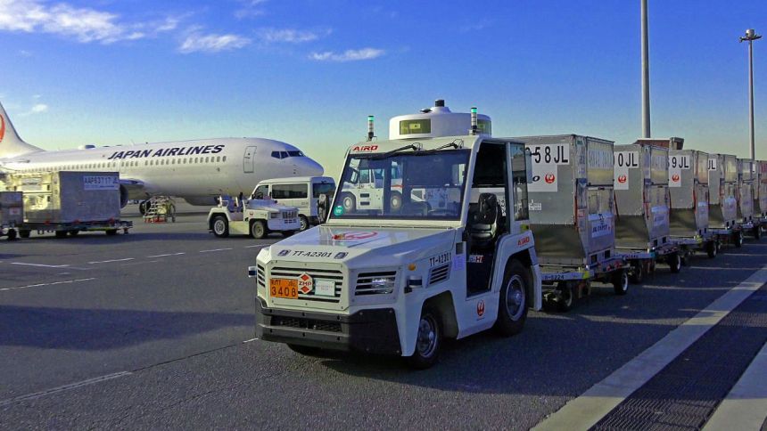 ROBO-HI、国内初！無人EVけん引車RoboCar Tractor 25T羽田空港でレベル４搬送を実用化