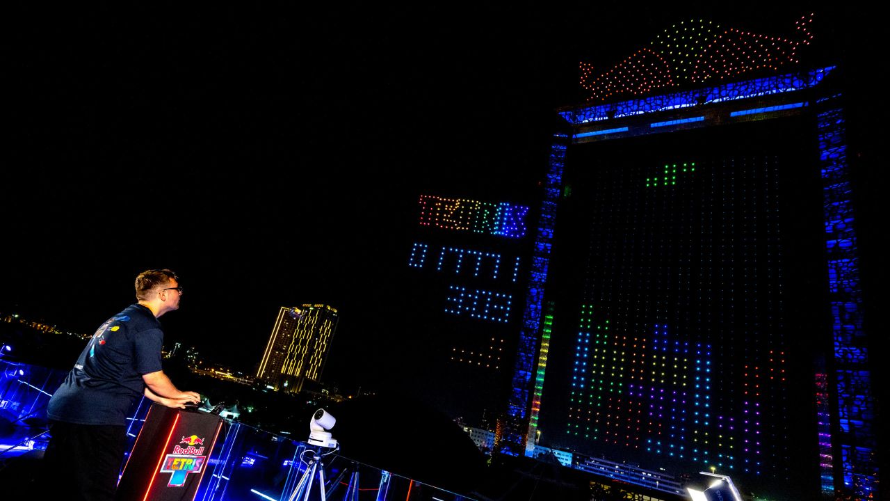 2,000機以上のドローンを使用した、世界初の空中テトリス公式戦 Red Bull Tetris World Final