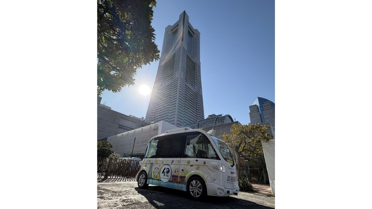 FMヨコハマ×マクニカ、みなとみらいで自動運転EVバスを「移動型ラジオスタジオ」として活用する共同プロジェクトを開始