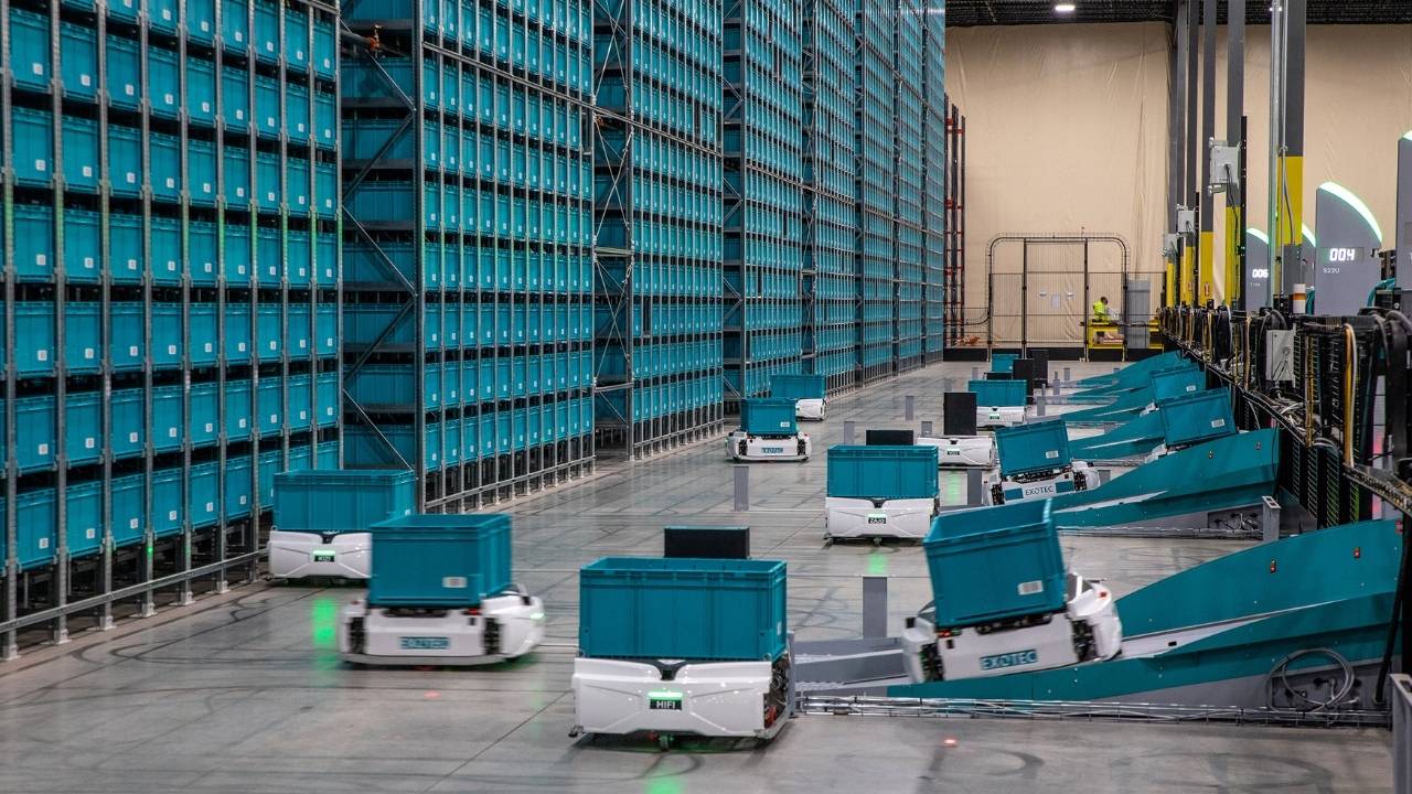 NECフィールディング、相模原テクニカルセンターにて3次元高速ピッキングシステム「Skypod 」稼働を開始