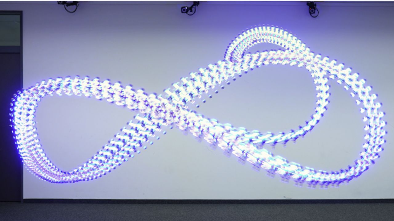 人間の好みから、ドローンが華麗な宙返りを独学する技術[小林啓倫のドローン最前線] Vol.93