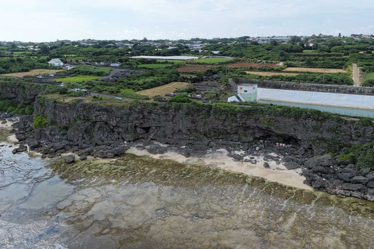 海岸に集まったゴミと切り立った崖