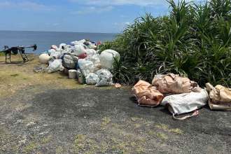 崖の上に集まったゴミ