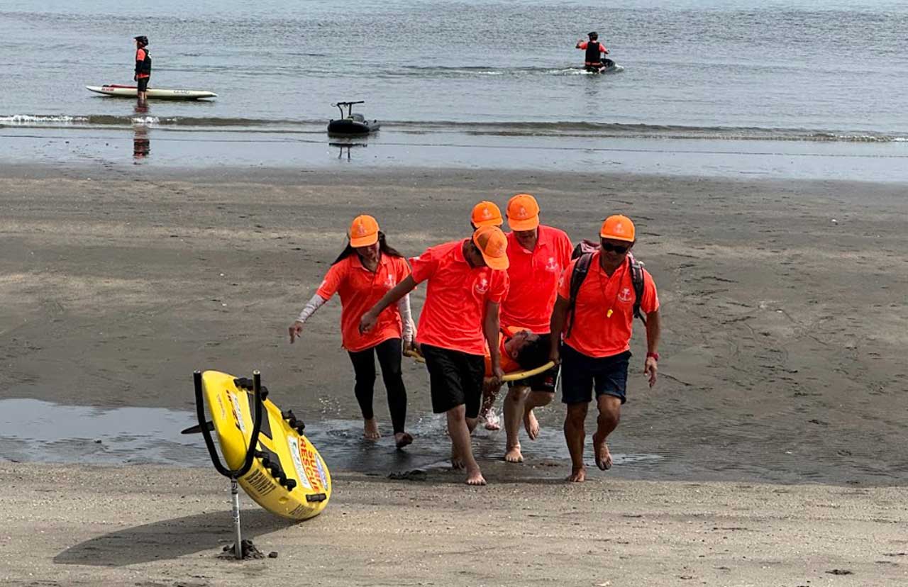 サーフボードを運び救助