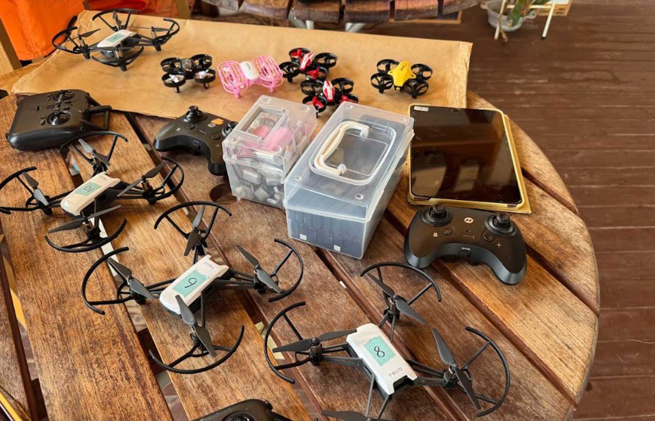 ドローンとプログラミングの体験教室