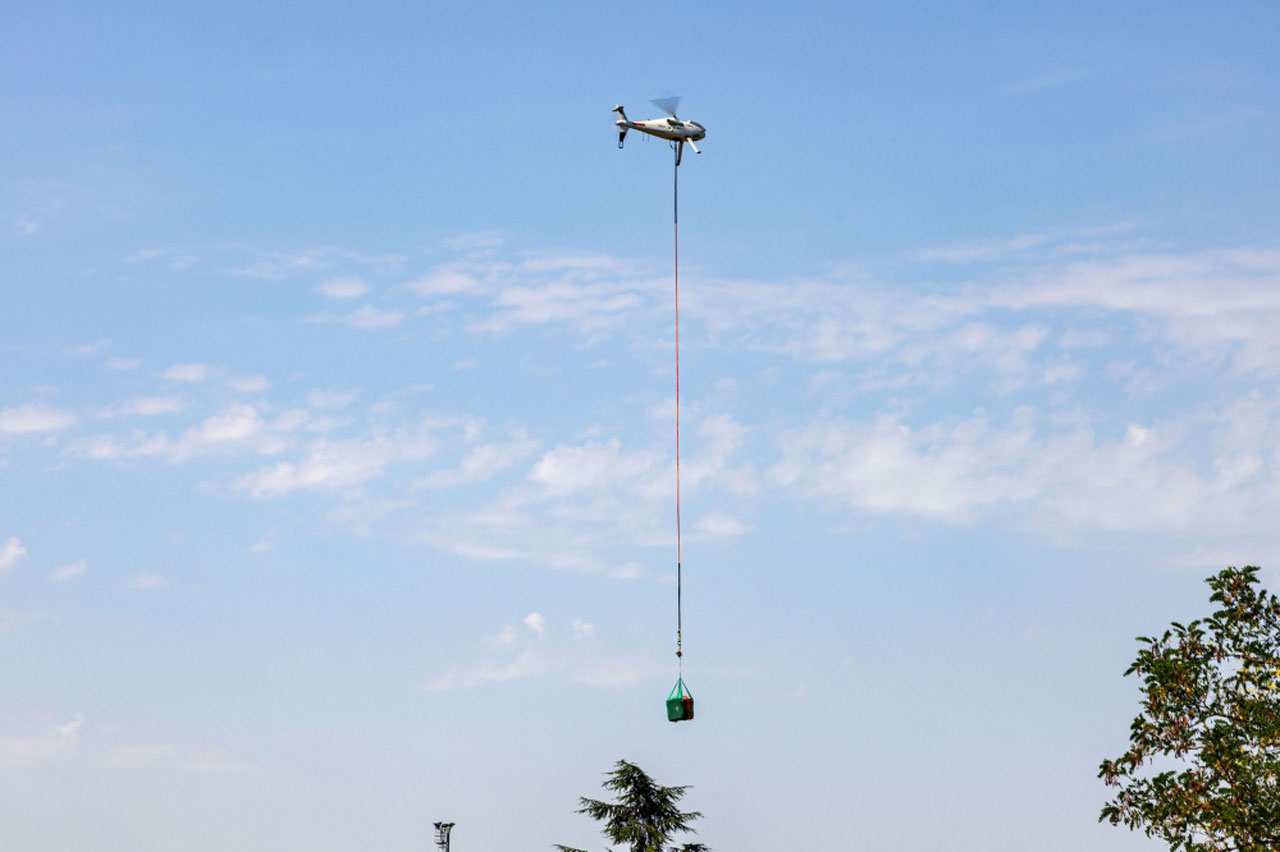 SchiebelのS-100は、吊り下げ式のカーゴネットを用いて1日複数回の物流ミッションを遂行し、50kg超の物資を運搬した。