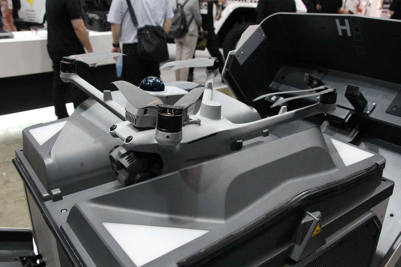 機体の上部にLiDARが取り付けられている。プロペラの下に設置されているので、つけたままでもDock内に収めることが可能