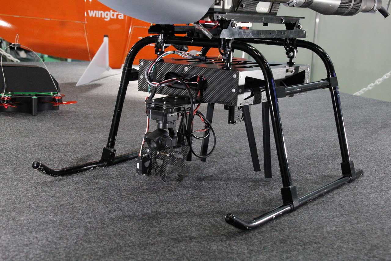 機体下部には小型ドローンを吊り下げるためウインチが取り付けられている