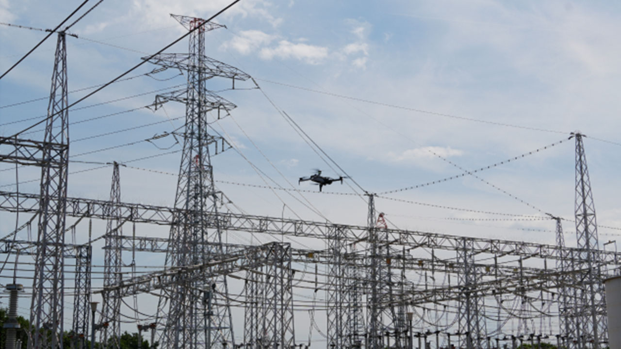 変電所内を飛行するSkydio社製ドローン(Dock for X10)