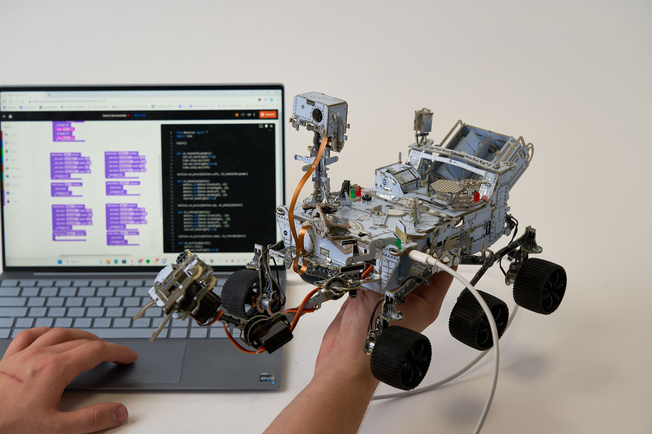 専用スマートウォッチで操作も遊びも 