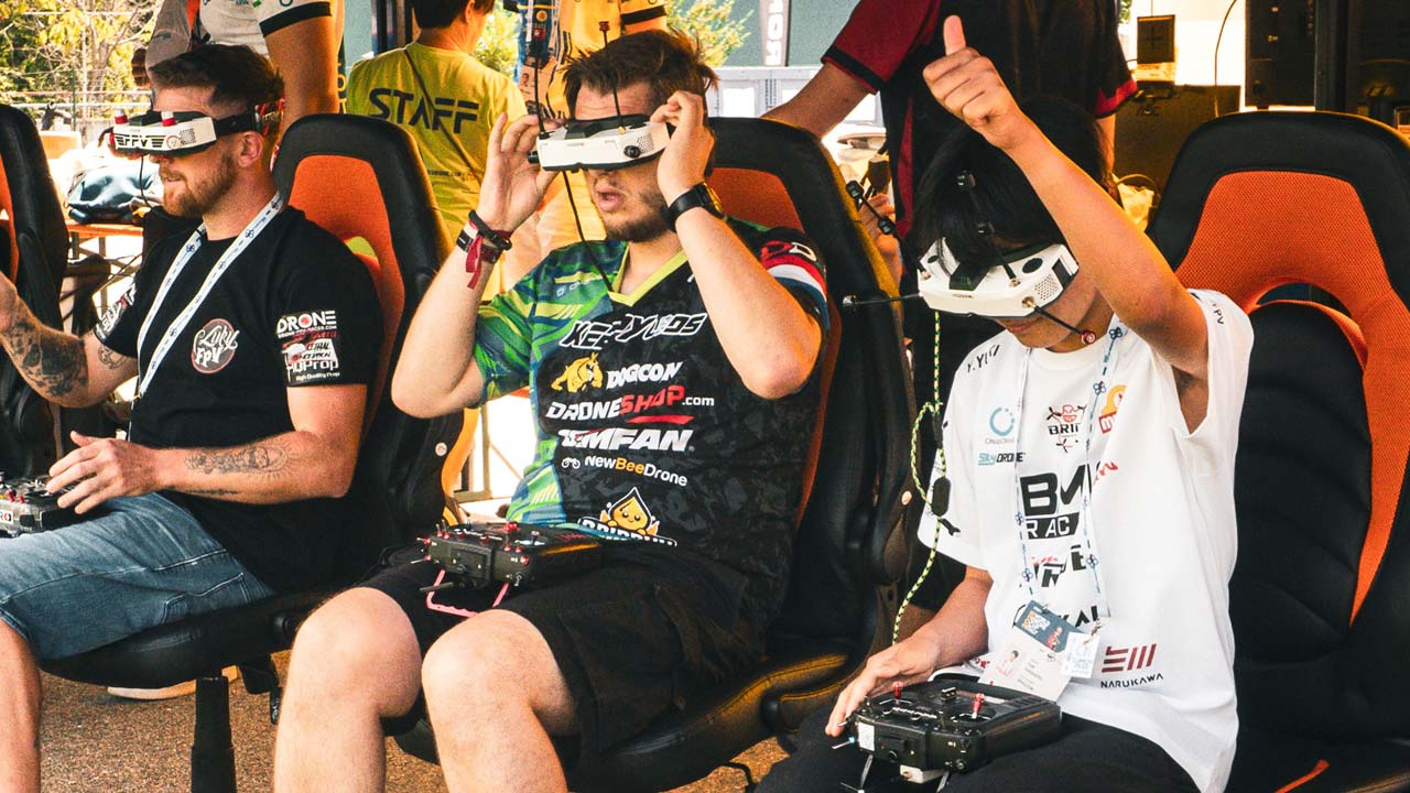 ドローンレース界の新星！高校生レーサー山本悠貴選手とドローンショー・ジャパンがスポンサー契約を締結