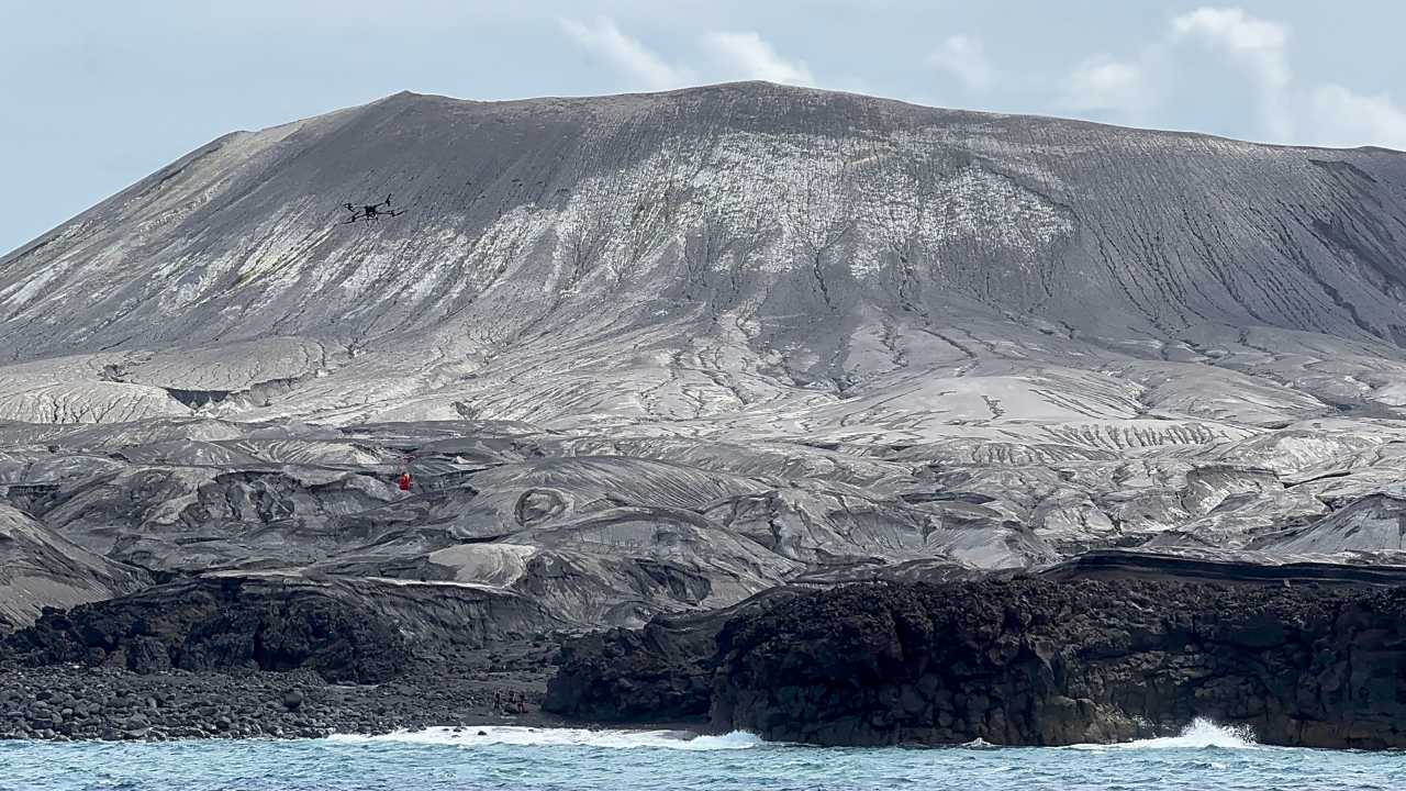 令和7年度の環境省西之島学術調査において、物資輸送ドローン「FLYCART30」が上陸調査の物資輸送に大活躍しました!