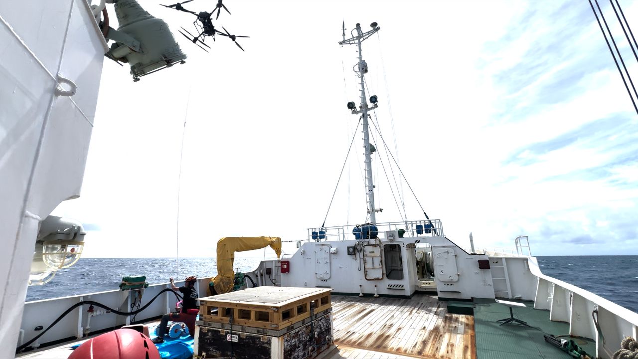 令和7年度の環境省西之島学術調査において、物資輸送ドローン「FLYCART30」が上陸調査の物資輸送に大活躍しました!