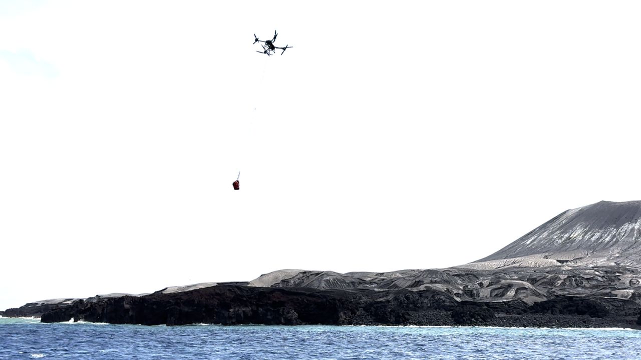 令和7年度の環境省西之島学術調査において、物資輸送ドローン「FLYCART30」が上陸調査の物資輸送に大活躍しました!