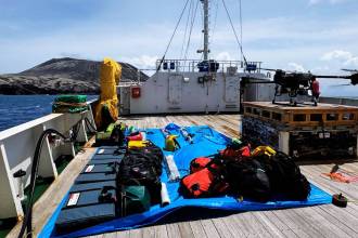 令和７年度の環境省西之島学術調査において、物資輸送ドローン「FLYCART30」が上陸調査の物資輸送に大活躍しました！