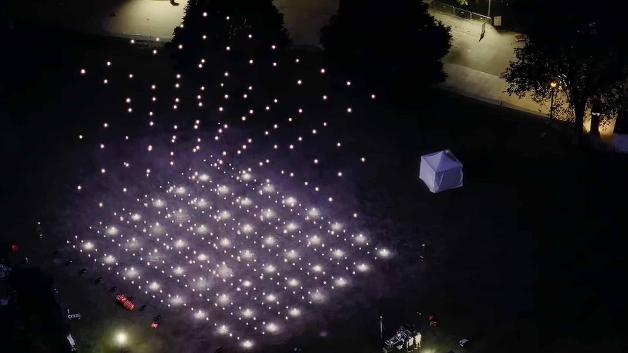 Oasis、ドローンでシカゴの夜空を彩る