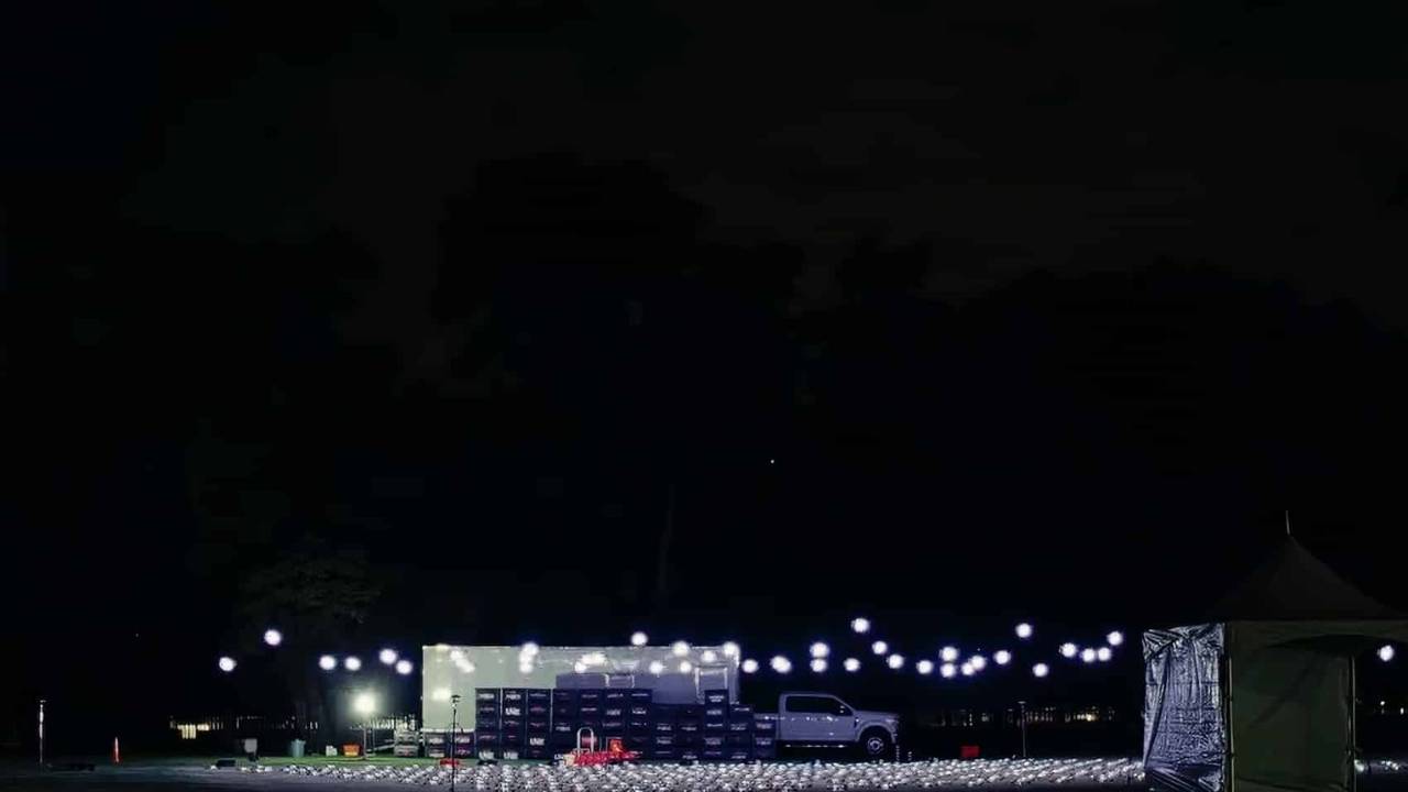 Oasis、ドローンでシカゴの夜空を彩る