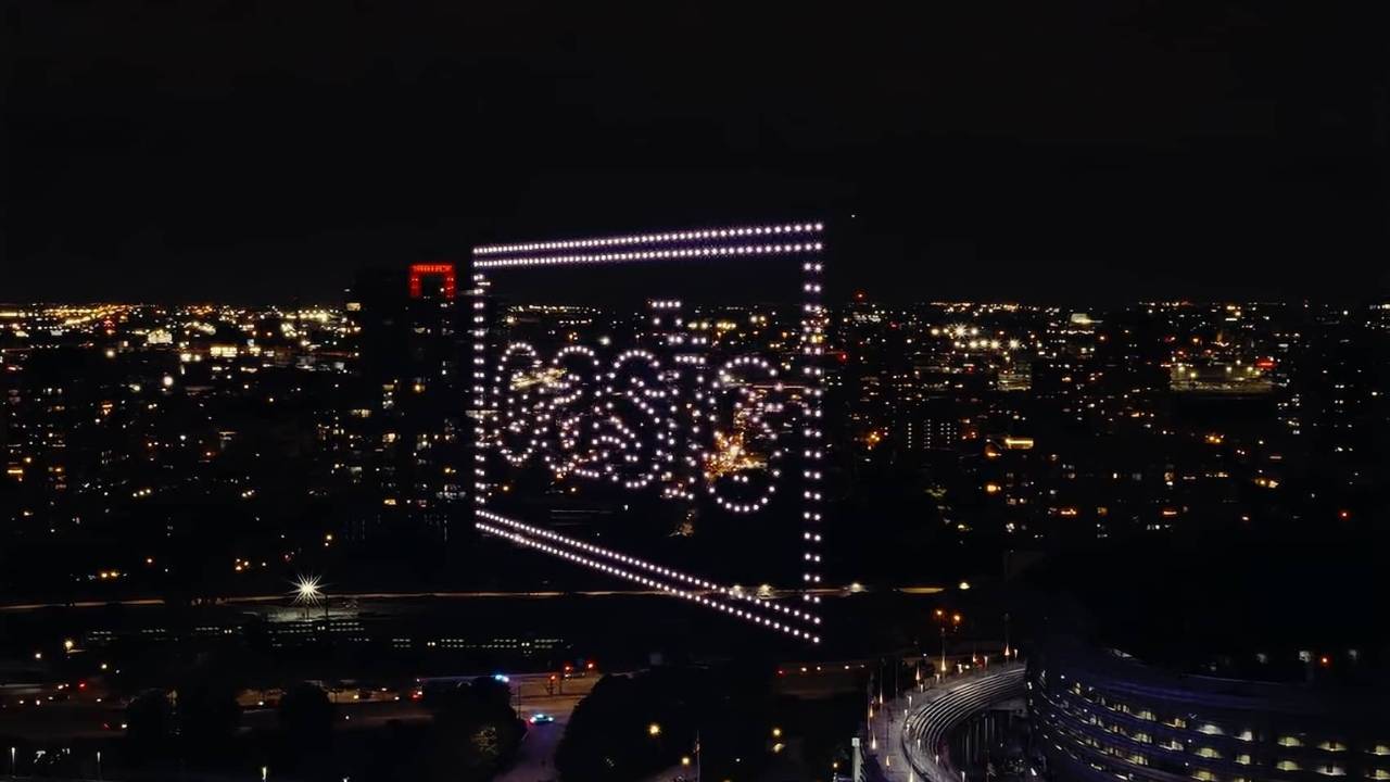 Oasis、ドローンでシカゴの夜空を彩る