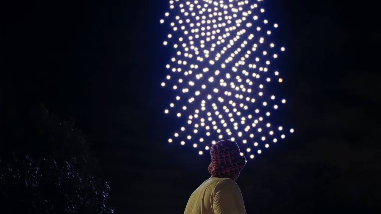 Oasis、ドローンでシカゴの夜空を彩る