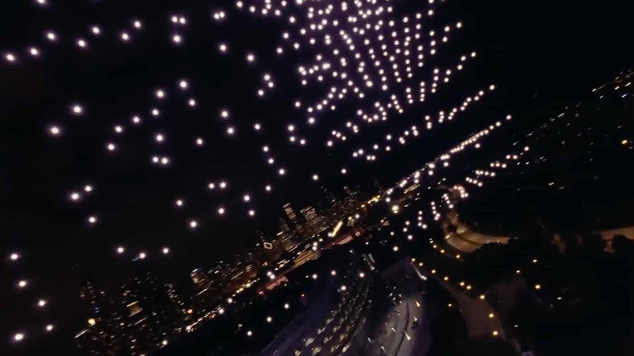 Oasis、ドローンでシカゴの夜空を彩る