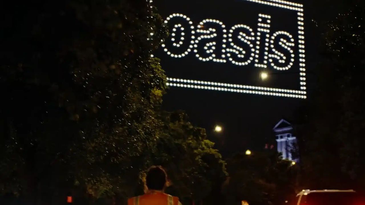 Oasis、ドローンでシカゴの夜空を彩る
