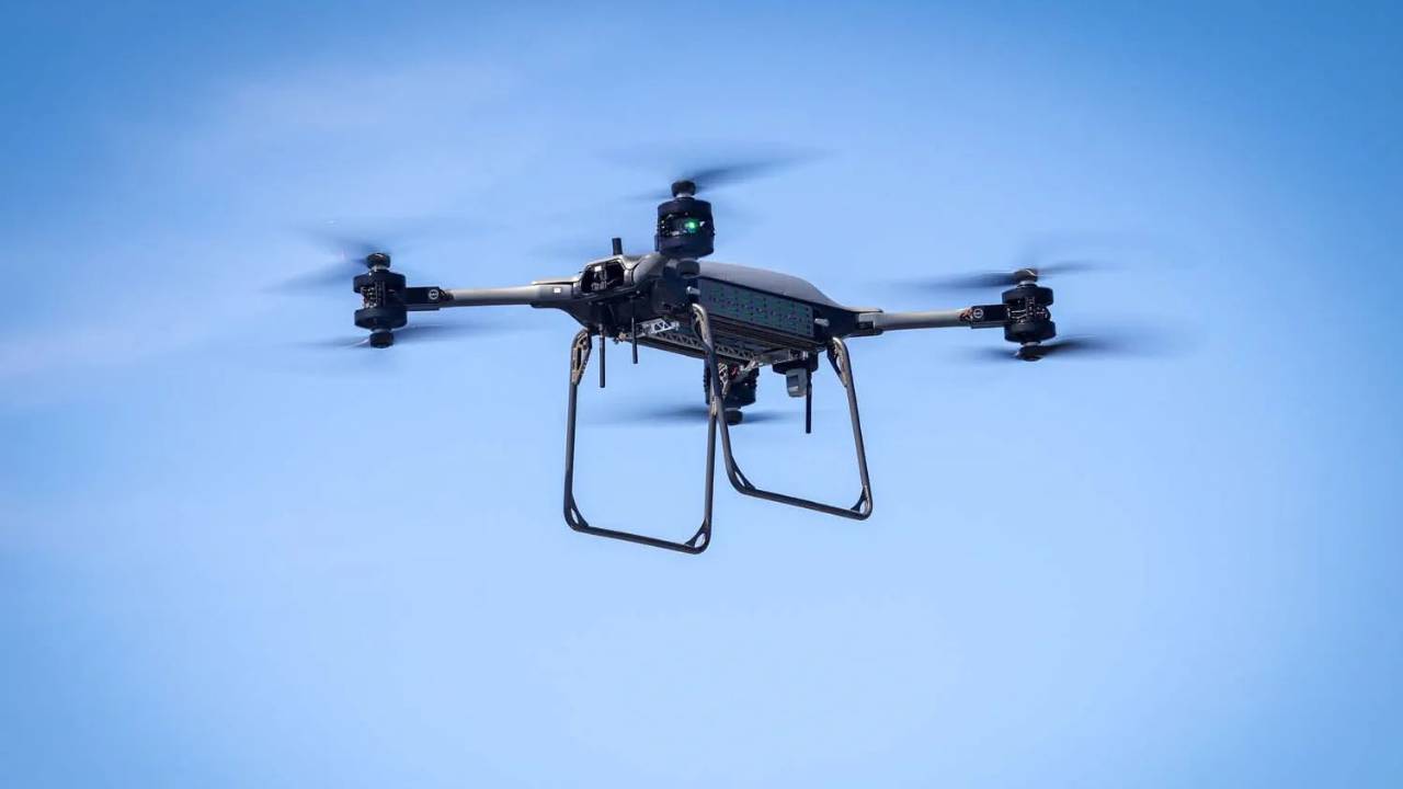 英海軍、史上初の艦船間ドローン配送を実施